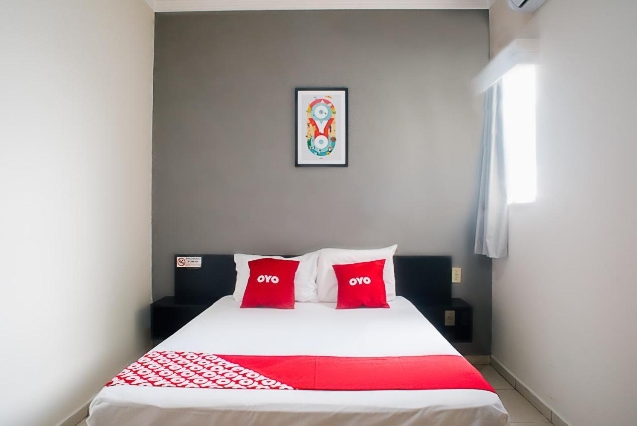 Oyo Cerrado Hotel, Campo Grande Campo Grande  Exterior foto A bedroom at an OYO hotel in Jakarta, Indonesia